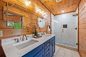 Shower, hair dryer, towels, soap - NEW Upscale 3BR w/ POOL,Hot Tub,Sleeps 8to10,Mountain Views,35m to Park! (Sevierville)