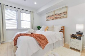 Tabla de planchar con plancha, wifi, ropa de cama