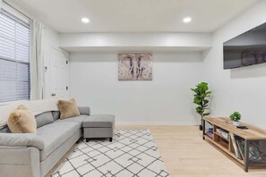 Una televisión, una oficina