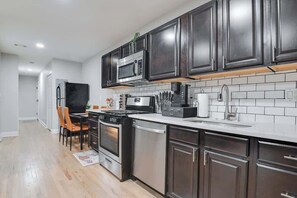 Private kitchen - Modern 2BR Near H St– Walk to Union Market & Metro (Washington)