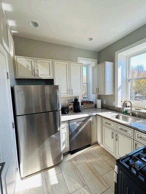 Réfrigérateur, four à micro-ondes, un four, surface de cuisson