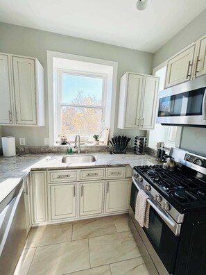 冰箱、微波炉、烤箱、炉灶