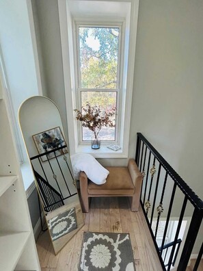 Interior - Modern Castle Condo w/ Balcony & Fire Pit (Washington)