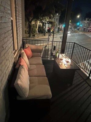 Outdoor spa tub - Modern Castle Condo w/ Balcony & Fire Pit (Washington)