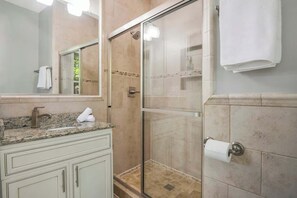 Shower, hair dryer, towels, shampoo - Modern Castle Condo w/ Balcony & Fire Pit (Washington)