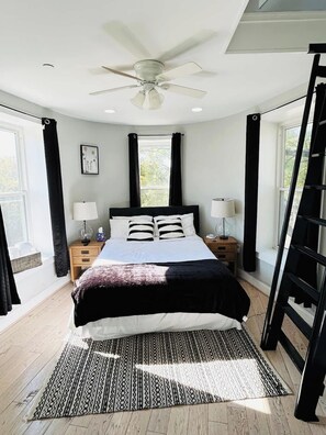 2 bedrooms, iron/ironing board, free WiFi, bed sheets - Modern Castle Condo w/ Balcony & Fire Pit (Washington)