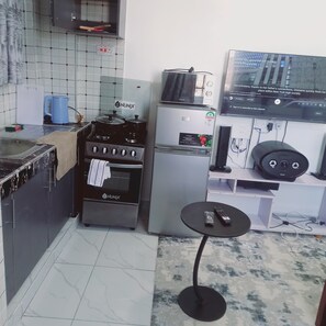 Geladeira, micro-ondas, fogão, cooktop