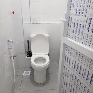 Toalhas de banho, sabonete, papel higiênico 
