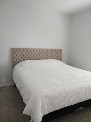3 bedrooms, internet, bed sheets