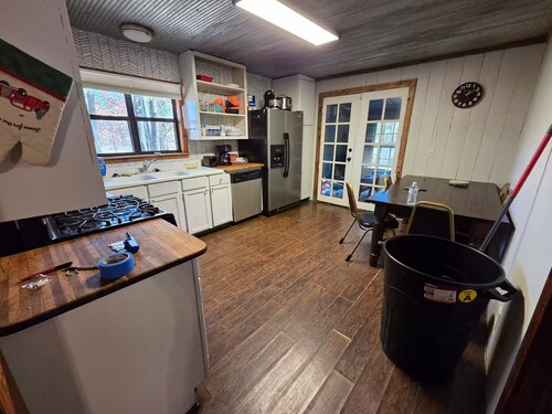 Remote 1 Bedroom Cabin with High Speed Internet and Amenities