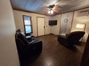 Smart TV - Remote 1 Bedroom Cabin with High Speed Internet and Amenities (Umpire)