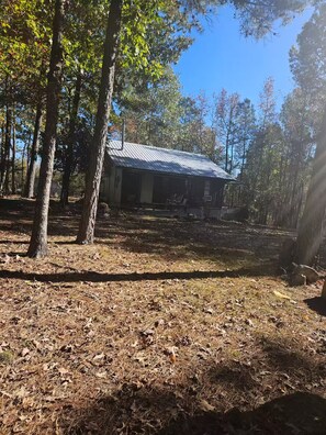 Exterior - Remote 1 Bedroom Cabin with High Speed Internet and Amenities (Umpire)