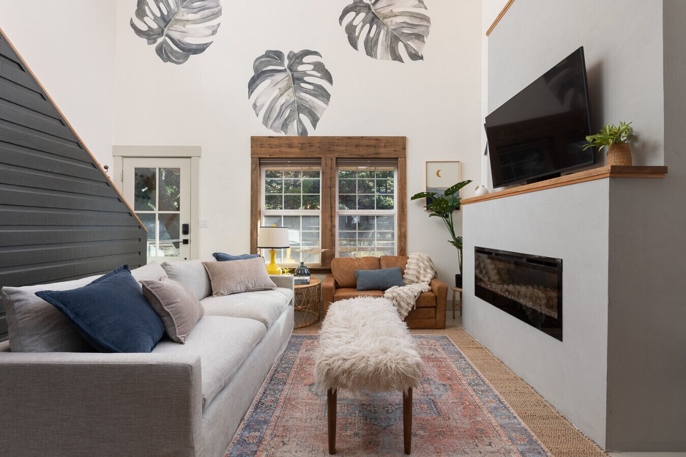 TV, fireplace