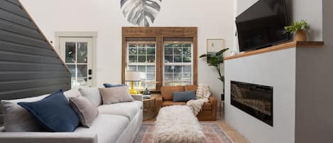 TV, fireplace