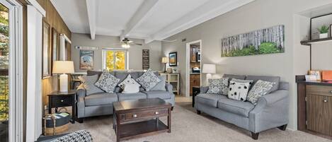 Appart'hôtel, plusieurs lits, patio, vue jardin (Columbine #301) | Coin séjour | Cheminée