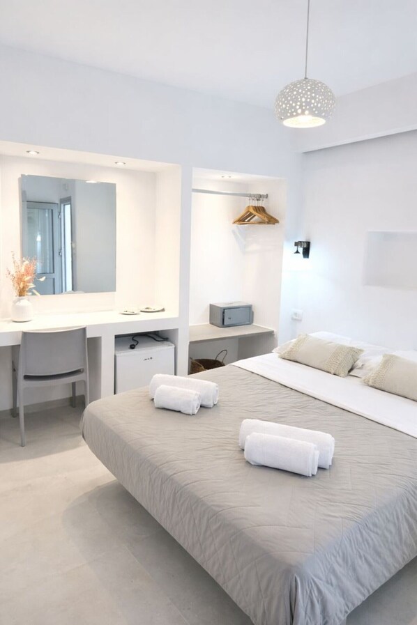 Superior Double Room | In-room safe, individually decorated, individually furnished, desk - Erice Fira by EasyStay (Thira)