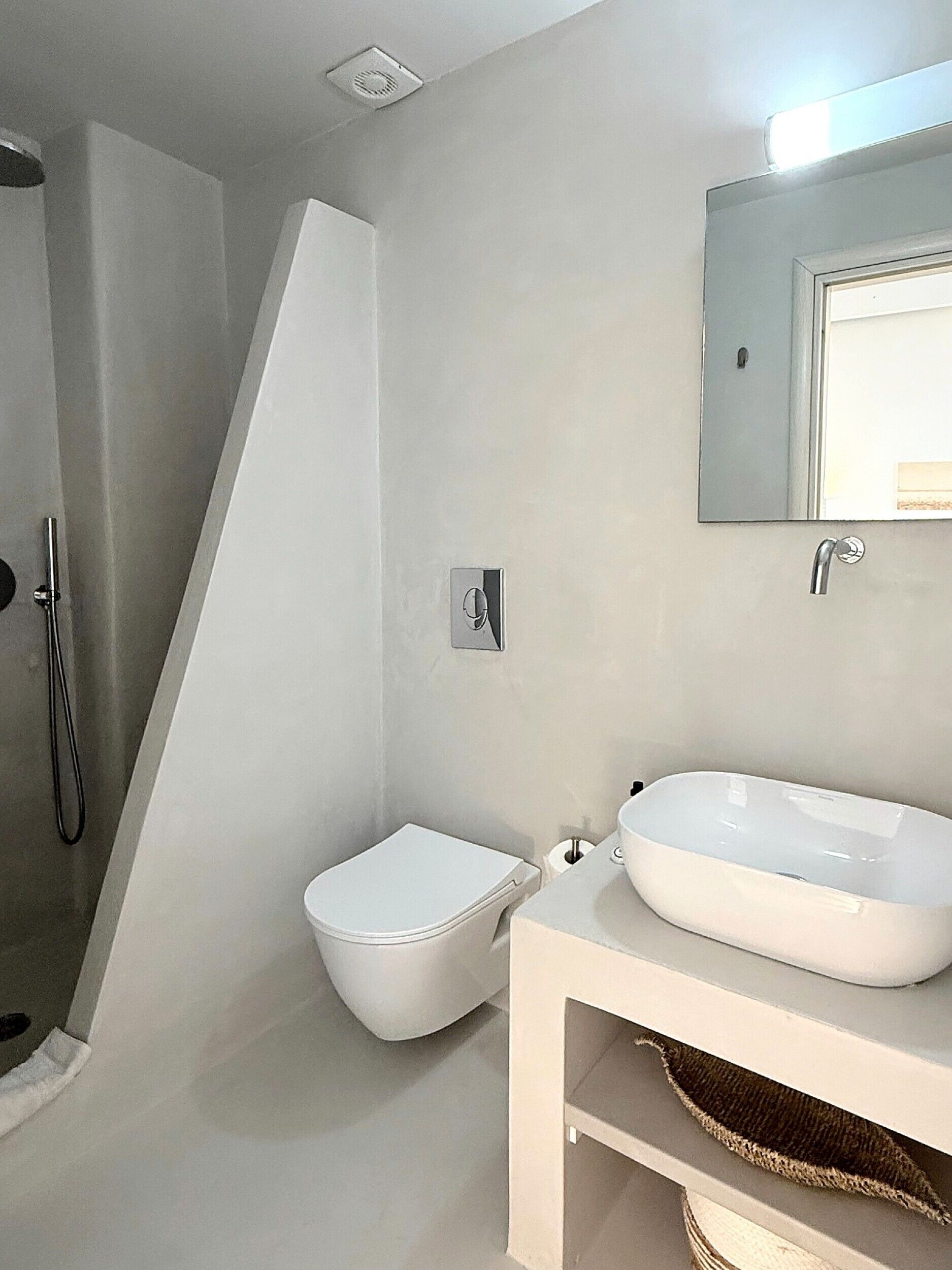 Superior Triple Room | Bathroom | Shower, free toiletries, hair dryer, towels