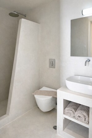 Quarto casal superior | Banheiro | Chuveiro, produtos de toalete grátis, secador de cabelo 