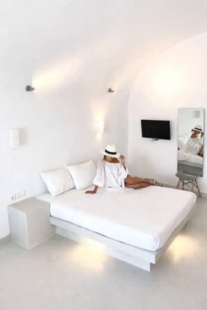 In-room safe, individually decorated, individually furnished, desk - Erice Fira by EasyStay (Santorini)