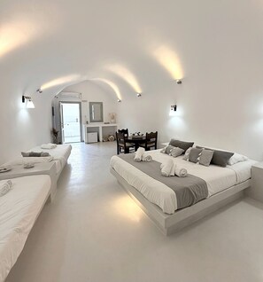 Superior Quadruple Room | In-room safe, individually decorated, individually furnished, desk - Erice Fira by EasyStay (Santorini)
