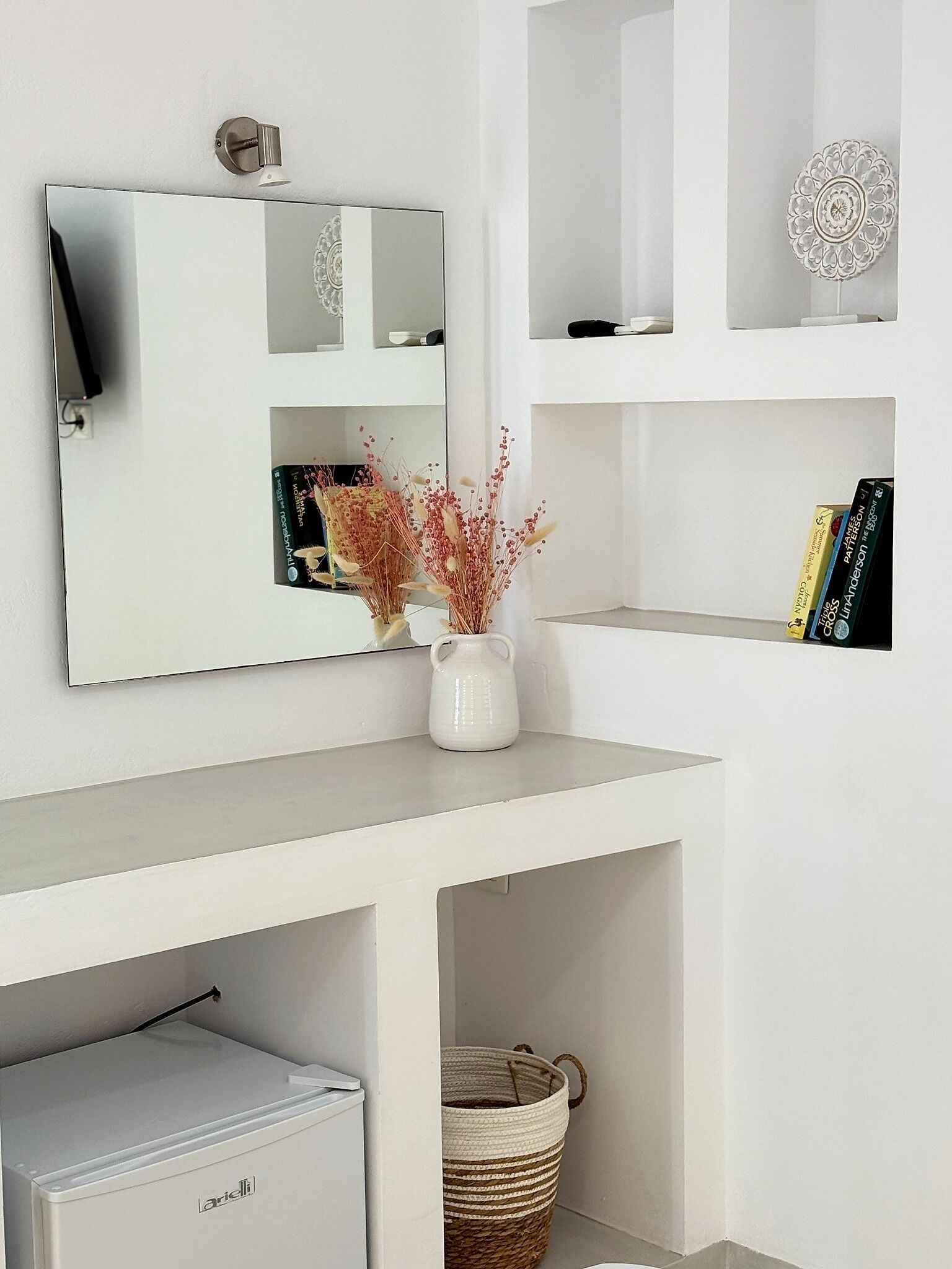 高级双人房 | 客房内保险箱、特色装修、特色家居、办公桌