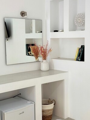 Habitación doble superior | Caja fuerte, decoración individual, mobiliario individual y escritorio