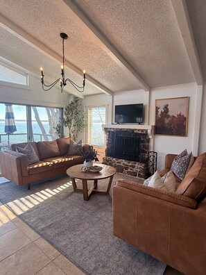 Smart TV, fireplace - Lakefront Luxury w/ Dock, Great Location! (Vinita)