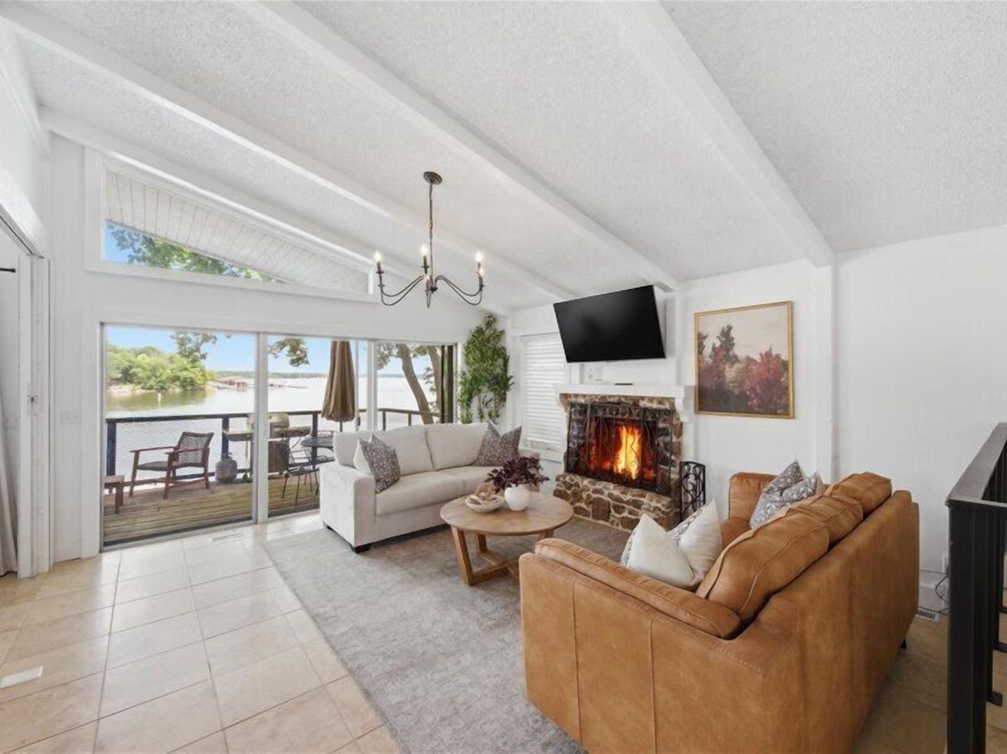 Smart TV, fireplace