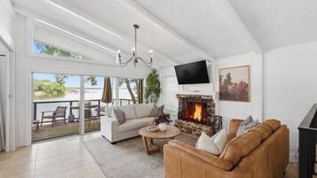 Smart TV, fireplace