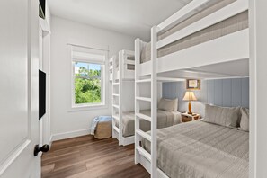 4 habitaciones, tabla de planchar con plancha, wifi y ropa de cama 