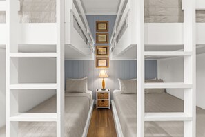 4 bedrooms, iron/ironing board, WiFi, bed sheets