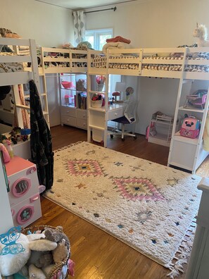 Children’s area - Pristine Stunning Home - Sunset Park Santa Monica (Santa Monica)