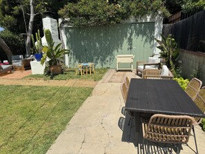 Outdoor dining - Pristine Stunning Home - Sunset Park Santa Monica (Santa Monica)