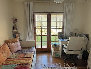 3 habitaciones, tabla de planchar con plancha, internet y ropa de cama