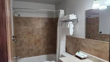 Chalet familiar, vista a la playa | Baño | Amenidades de baño gratuitas, toallas, jabón, shampoo