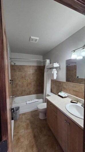 Family Chalet, Beach View | Bathroom - Chalets l'Acadien sur mer (Petit Rocher)