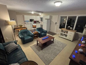 Living area - Minutes from Butchart Gardens on a secluded 5 acre estate. (Saanichton)