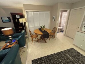 Living area - Minutes from Butchart Gardens on a secluded 5 acre estate. (Saanichton)