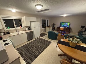 Private kitchen - Minutes from Butchart Gardens on a secluded 5 acre estate. (Saanichton)