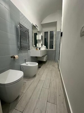 Comfort Triple Room, Balcony, City View | Bathroom - Santa Chiara Garden View B&B (Napoli)