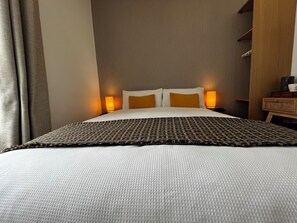 Comfort Double Room | Desk, iron/ironing board, free WiFi - Lomond Guest House (Leven)