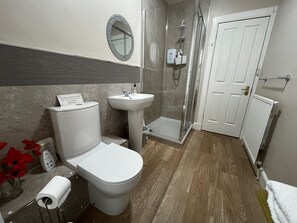 Comfort Double Room | Bathroom | Hair dryer, towels, soap, shampoo - Lomond Guest House (Leven)