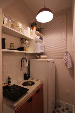 Microwave, stovetop - Refúgio Afeto, in the heart of Rio de Janeiro - a complete and charming apartment. (Rio de Janeiro)