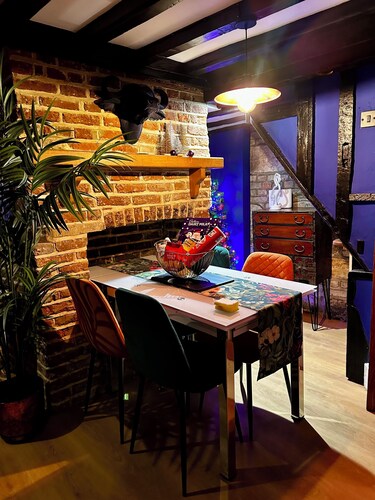 Luxury Tudor cottage, romantic log burners, pink bathtub, Old Town near beach