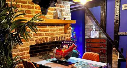 Luxury Tudor cottage, romantic log burners, pink bathtub, Old Town near beach