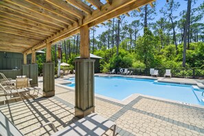 Seasonal outdoor pool, pool loungers - 30A Pet Friendly House - Scissortail  (Seacrest)