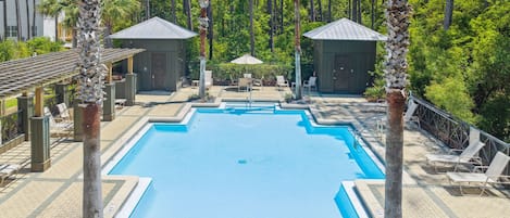 Una piscina al aire libre de temporada, tumbonas