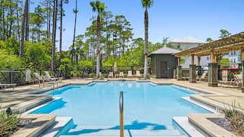 Kolam renang outdoor musiman, dengan kursi berjemur