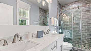 House | Bathroom | Free toiletries, hair dryer, towels, toilet paper