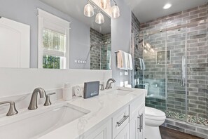 Ferienhaus | Badezimmer | Kostenlose Toilettenartikel, Haartrockner, Handtücher, Toilettenpapier